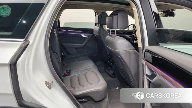 Volkswagen Touareg 3rd generation 2023 Белый из Кореи, фото 3