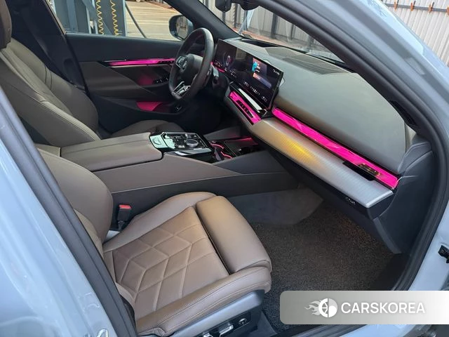 BMW 5 Series (G60) 2025 Серебристо-серый из Кореи, фото 3