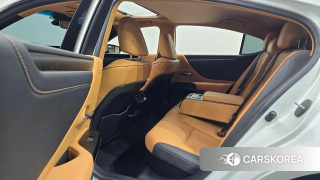 Lexus ES300h 7th generation 2023 Белый из Кореи, фото 3