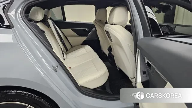 BMW 5 Series (G60) 2024 Серебристо-серый из Кореи, фото 3