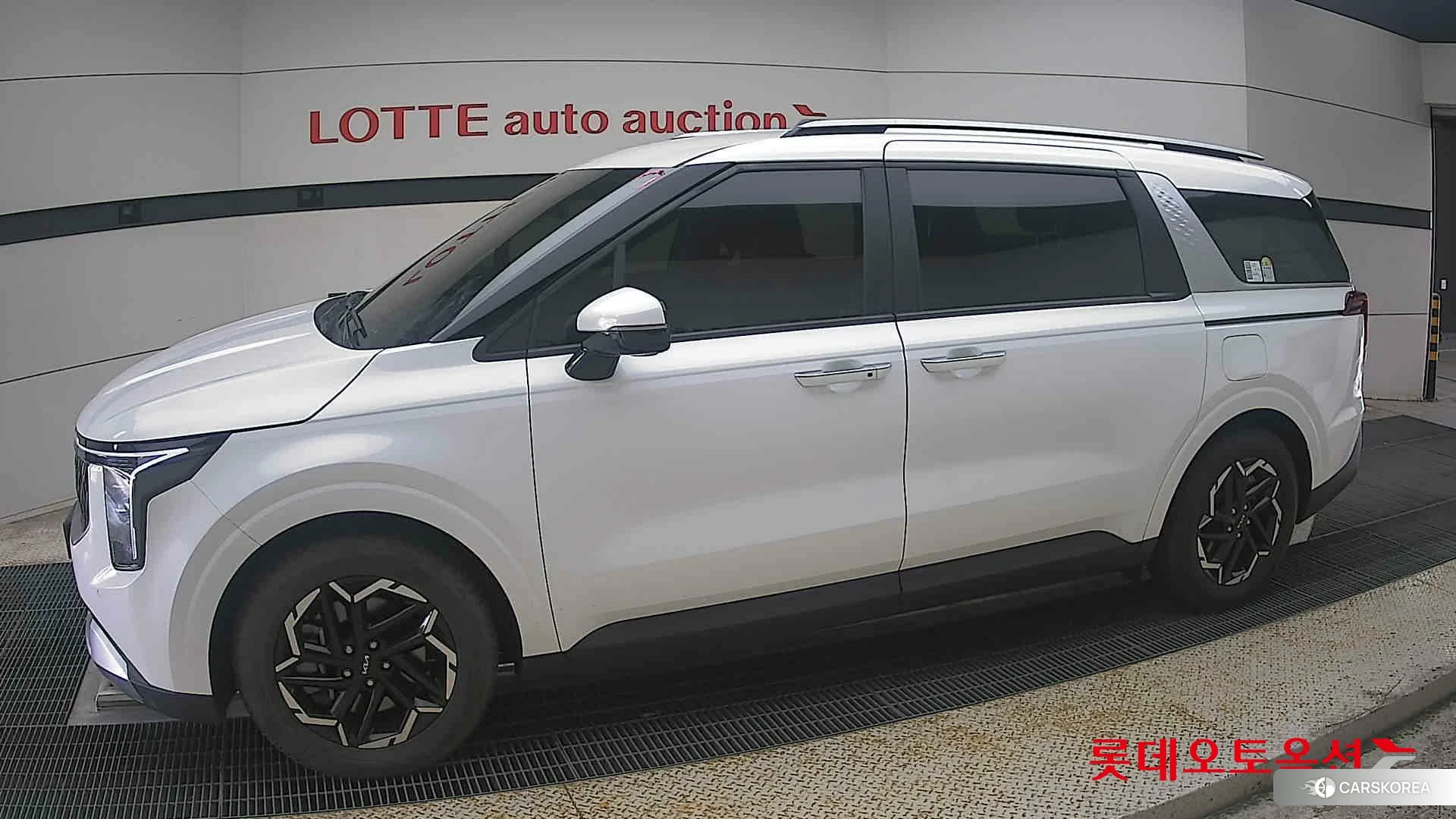 Kia Carnival 2024 Snow White Pearl из Кореи, фото 3