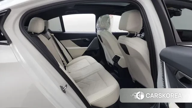 BMW 5 Series (G60) 2024 Белый из Кореи, фото 3