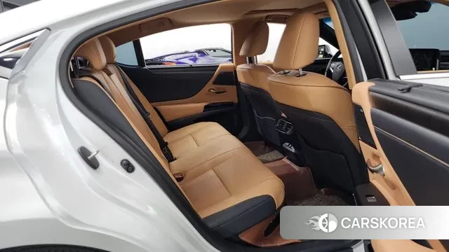 Lexus ES300h 7th generation 2023 Белый из Кореи, фото 3