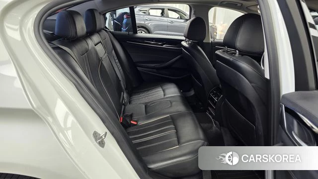BMW 5 Series (G30) 2018 Белый из Кореи, фото 3