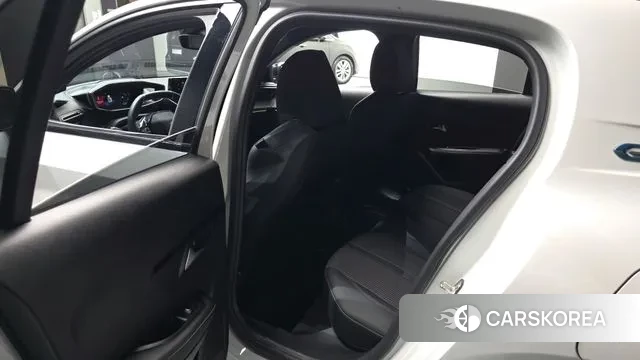 Peugeot e-208 second Generation 2022 Белый из Кореи, фото 3