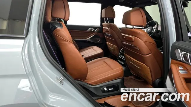 BMW X7 (G07) 2023 Светло-серебряный цвет из Кореи, фото 3