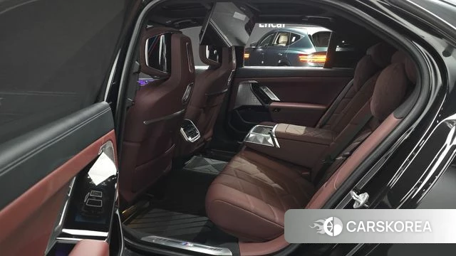 BMW 7 Series (G70) 2025 Черный двухцветный из Кореи, фото 3