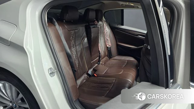 BMW 5 Series (G30) 2018 Белый из Кореи, фото 3