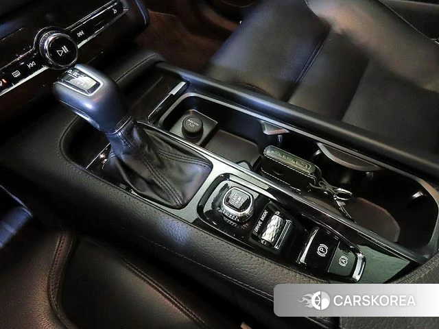 Volvo XC90 second Generation 2018 Светло-серебряный цвет из Кореи, фото 3