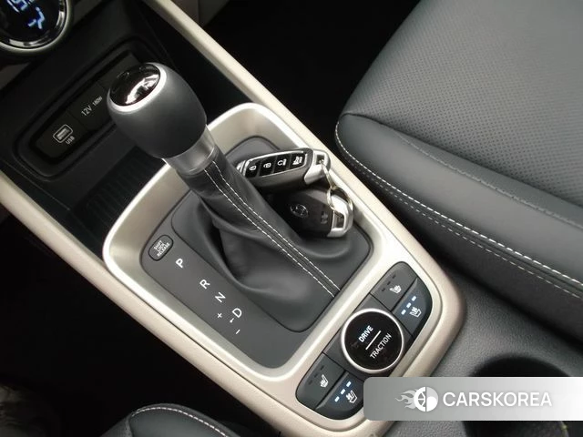 Hyundai Venue 2024 Белый двухцветный из Кореи, фото 3