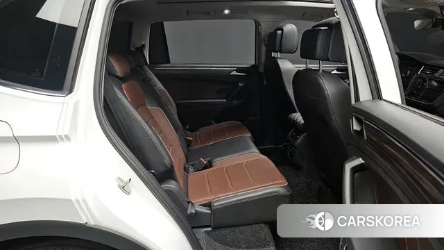 Volkswagen Tiguan Allspace 2023 Белый из Кореи, фото 3