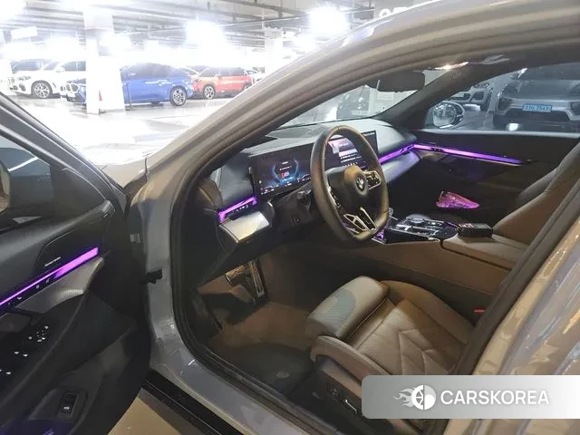 BMW 5 Series (G60) 2025 Серебристо-серый из Кореи, фото 3