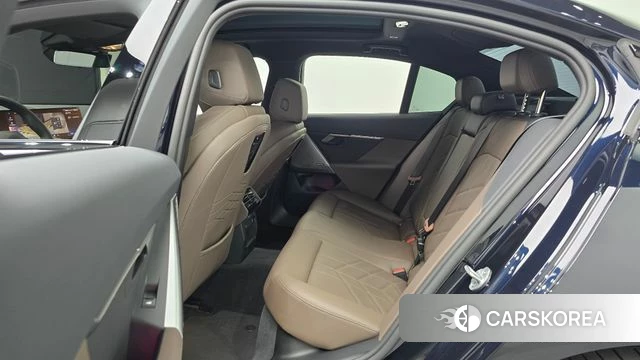 BMW 5 Series (G60) 2025 Черный из Кореи, фото 3