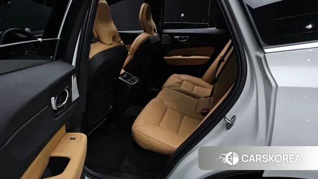 Volvo XC60 second Generation 2024 Белый из Кореи, фото 3