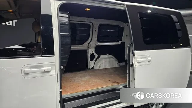 Hyundai Staria 2023 Белый из Кореи, фото 3