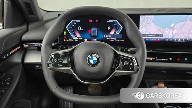 BMW 5 Series (G60) 2024 Серебристо-серый из Кореи, фото 3
