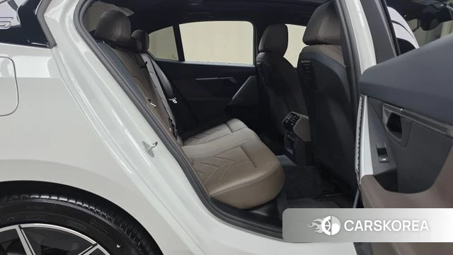 BMW 5 Series (G60) 2024 Белый из Кореи, фото 3