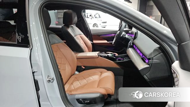 BMW 5 Series (G60) 2025 Серебристо-серый из Кореи, фото 3