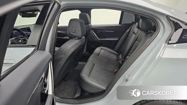 BMW 5 Series (G60) 2025 Светло-серебряный цвет из Кореи, фото 3