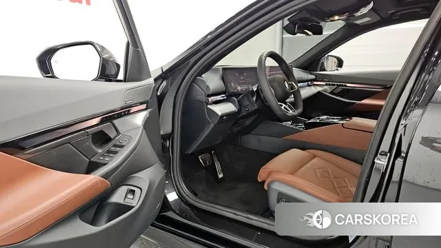 BMW 5 Series (G60) 2025 Серый из Кореи, фото 3