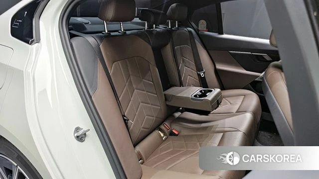 BMW 5 Series (G60) 2023 Белый из Кореи, фото 3