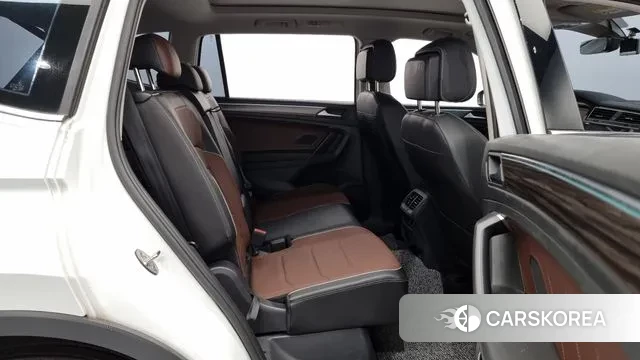 Volkswagen Tiguan Allspace 2023 Белый из Кореи, фото 3