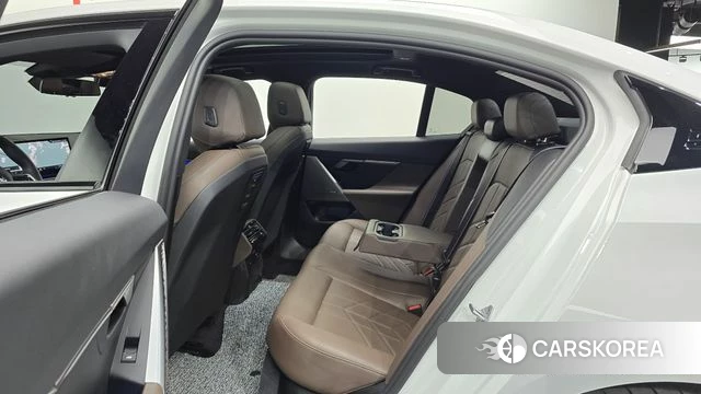 BMW 5 Series (G60) 2024 Белый из Кореи, фото 3