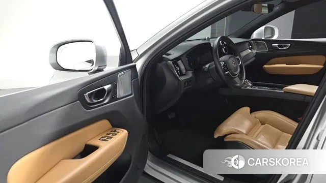 Volvo XC60 second Generation 2021 Серебристо-серый из Кореи, фото 3