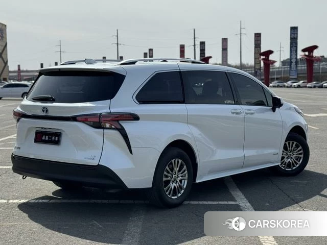 Toyota Saina 2023 Белый из Китая, фото 3