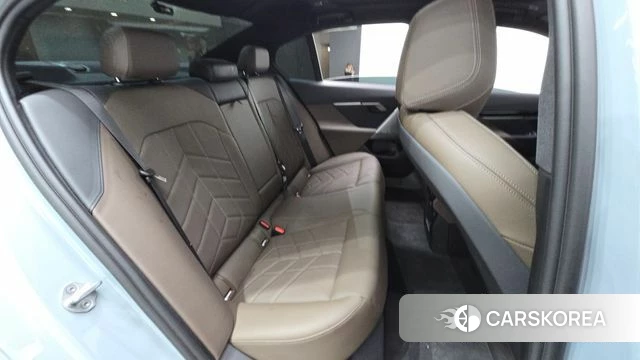 BMW 5 Series (G60) 2024 Серебристо-серый из Кореи, фото 3