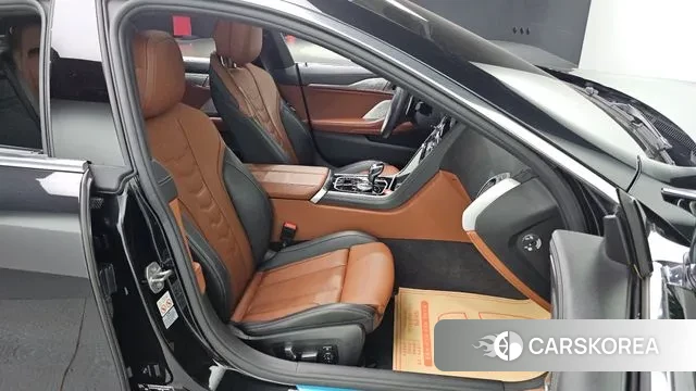 BMW 8 Series (G15) 2022 Черный из Кореи, фото 3