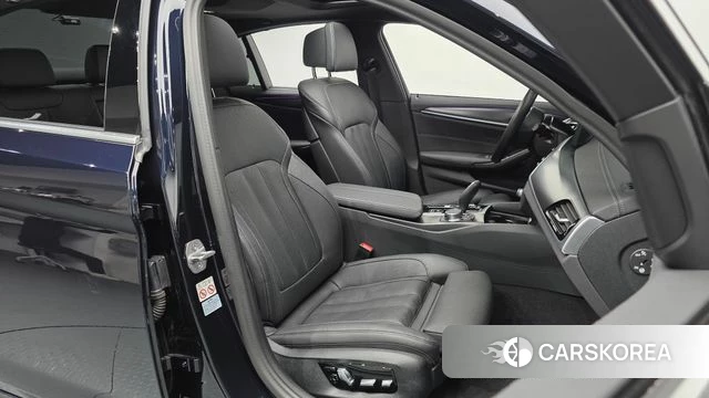 BMW 5 Series (G30) 2023 Черный из Кореи, фото 3