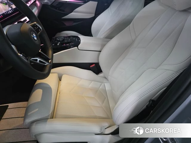 BMW 5 Series (G60) 2025 Светло-серебряный цвет из Кореи, фото 3