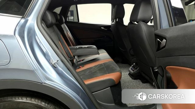 Volkswagen ID.4 2023 Светло-серебряный цвет из Кореи, фото 3