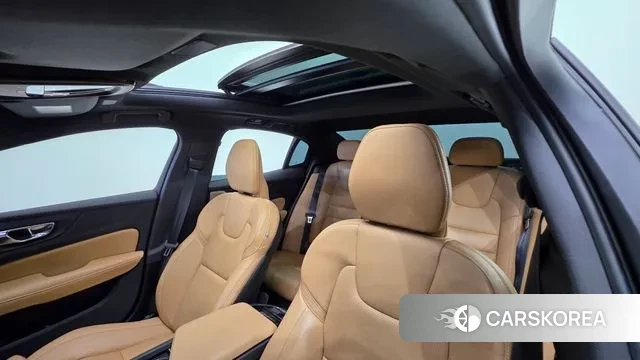 Volvo S60 3rd generation 2023 Белый из Кореи, фото 3