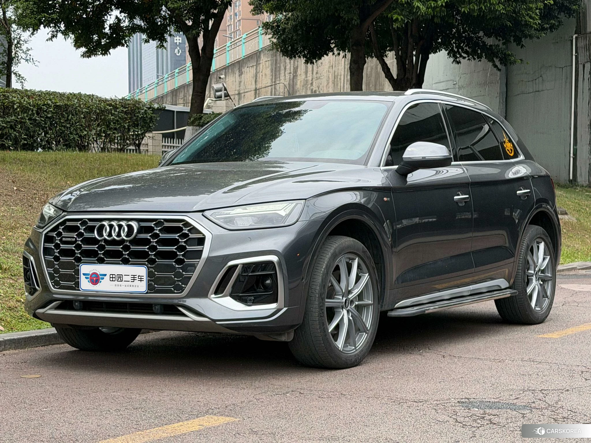 Audi Q5L 2022 Темно-серый из Китая, фото 3