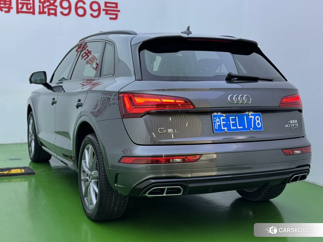 Audi Q5L 2021 Темно-серый из Китая, фото 3