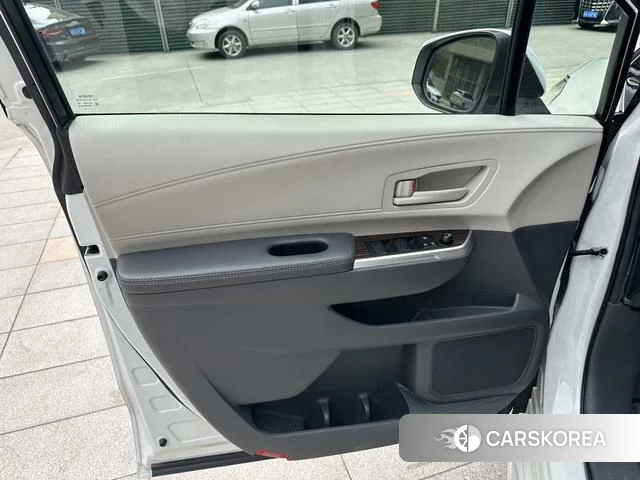 Toyota Saina 2023 Белый из Китая, фото 3