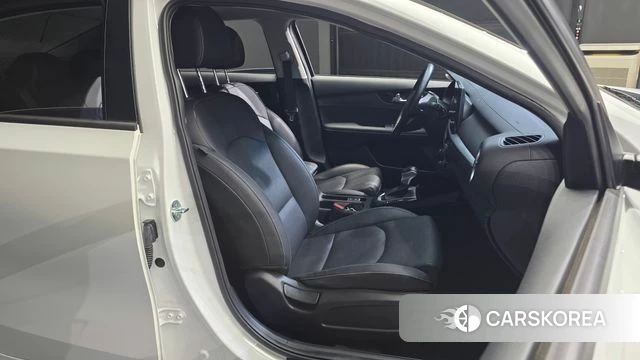 Kia The New K3 2nd generation 2023 Белый из Кореи, фото 3