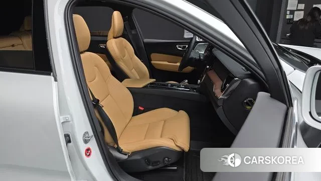 Volvo XC60 second Generation 2025 Белый из Кореи, фото 3