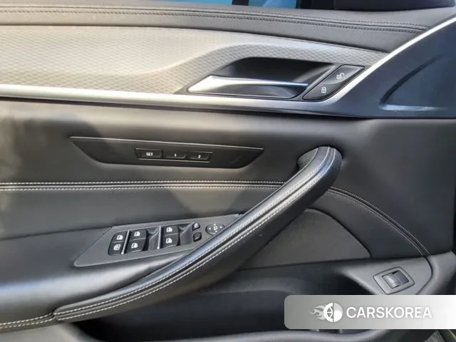 BMW 5 Series (G30) 2018 Небесно-голубой из Кореи, фото 3