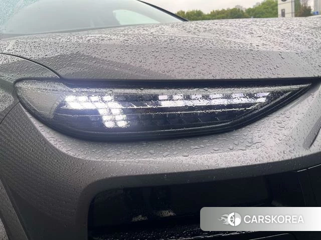 Audi Q6L e-tron 2026 Серебристо-серый из Китая, фото 3