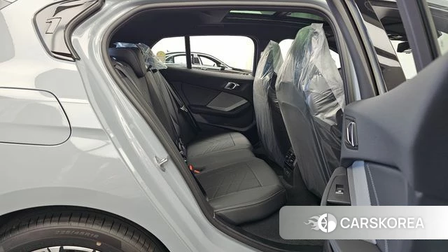 BMW 1 Series (F70) 2026 Серебристо-серый из Кореи, фото 3
