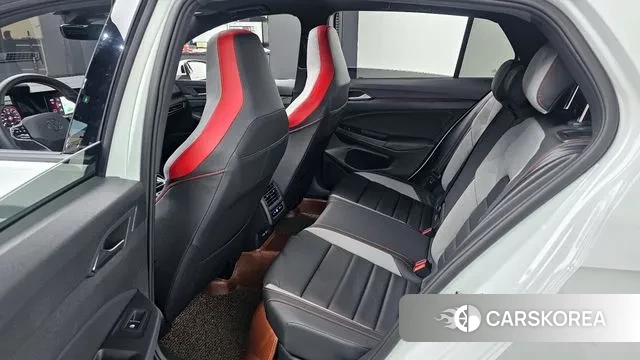 Volkswagen Golf 8th Generation 2024 Белый из Кореи, фото 3