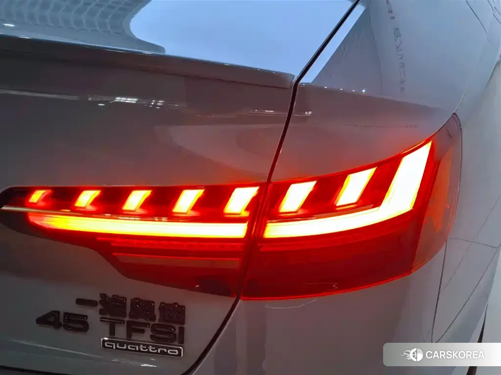 Audi A4L 2025 Silver/gray из Китая, фото 3
