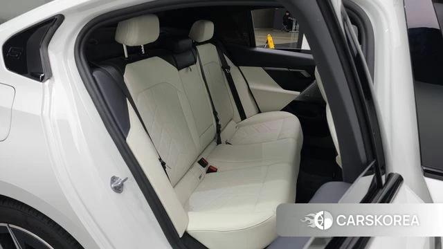 BMW 5 Series (G60) 2025 Белый из Кореи, фото 3