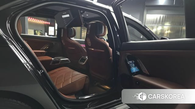 BMW 7 Series (G70) 2024 Черный двухцветный из Кореи, фото 3