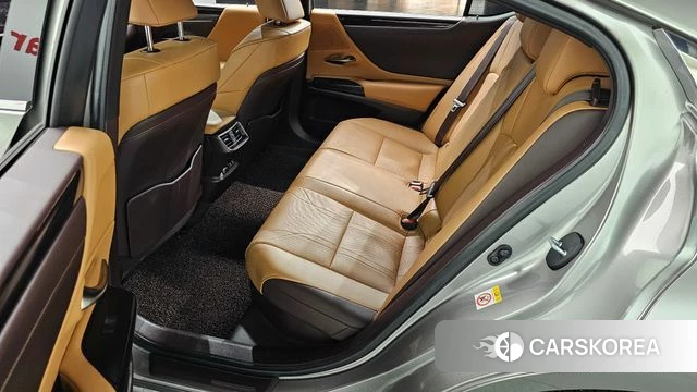 Lexus ES300h 7th generation 2018 Песочный из Кореи, фото 3