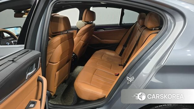 BMW 5 Series (G30) 2023 Серебристо-серый из Кореи, фото 3
