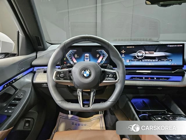 BMW 5 Series (G60) 2025 Цвет галактики из Кореи, фото 3
